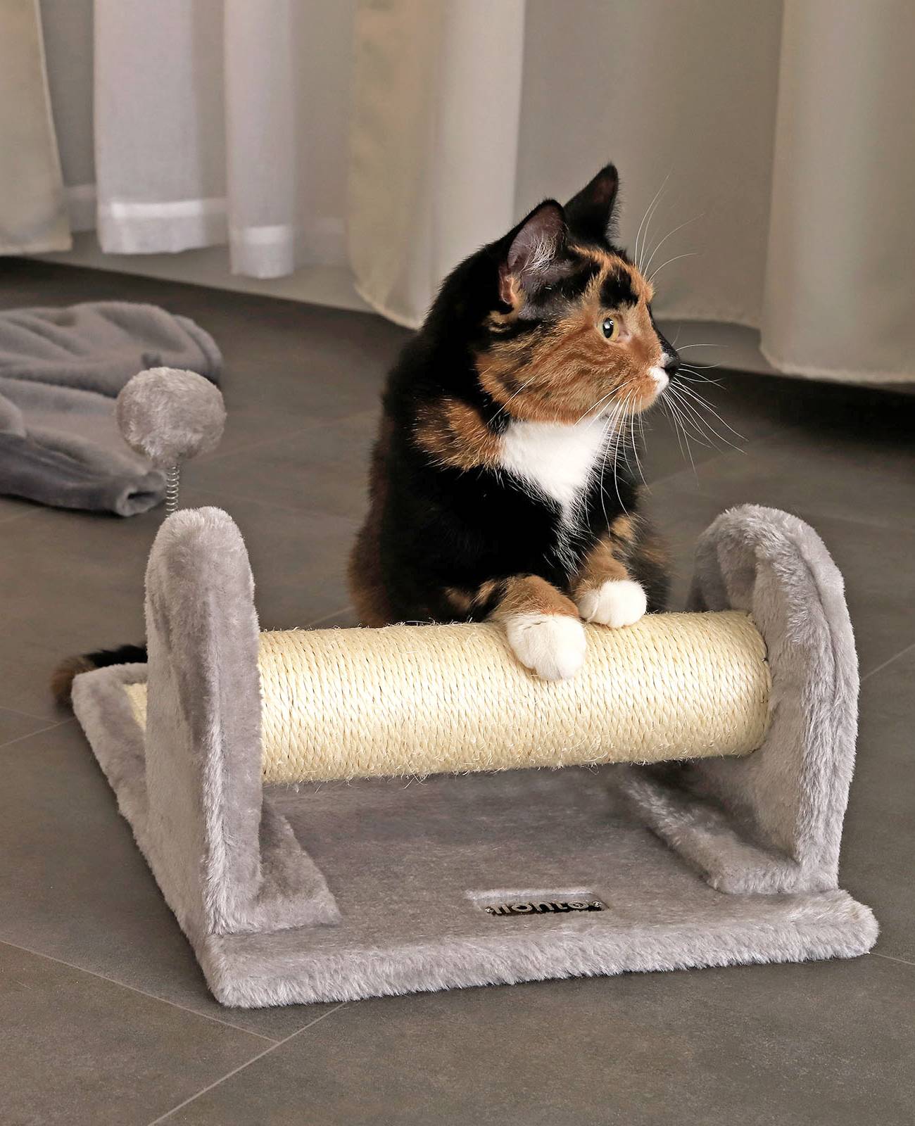 lionto Kratzbaum für Katzen & Kitten, kompakt, stabil & vielseitig mit Spielball, Sisalstange & Kratzfläche, hellgrau