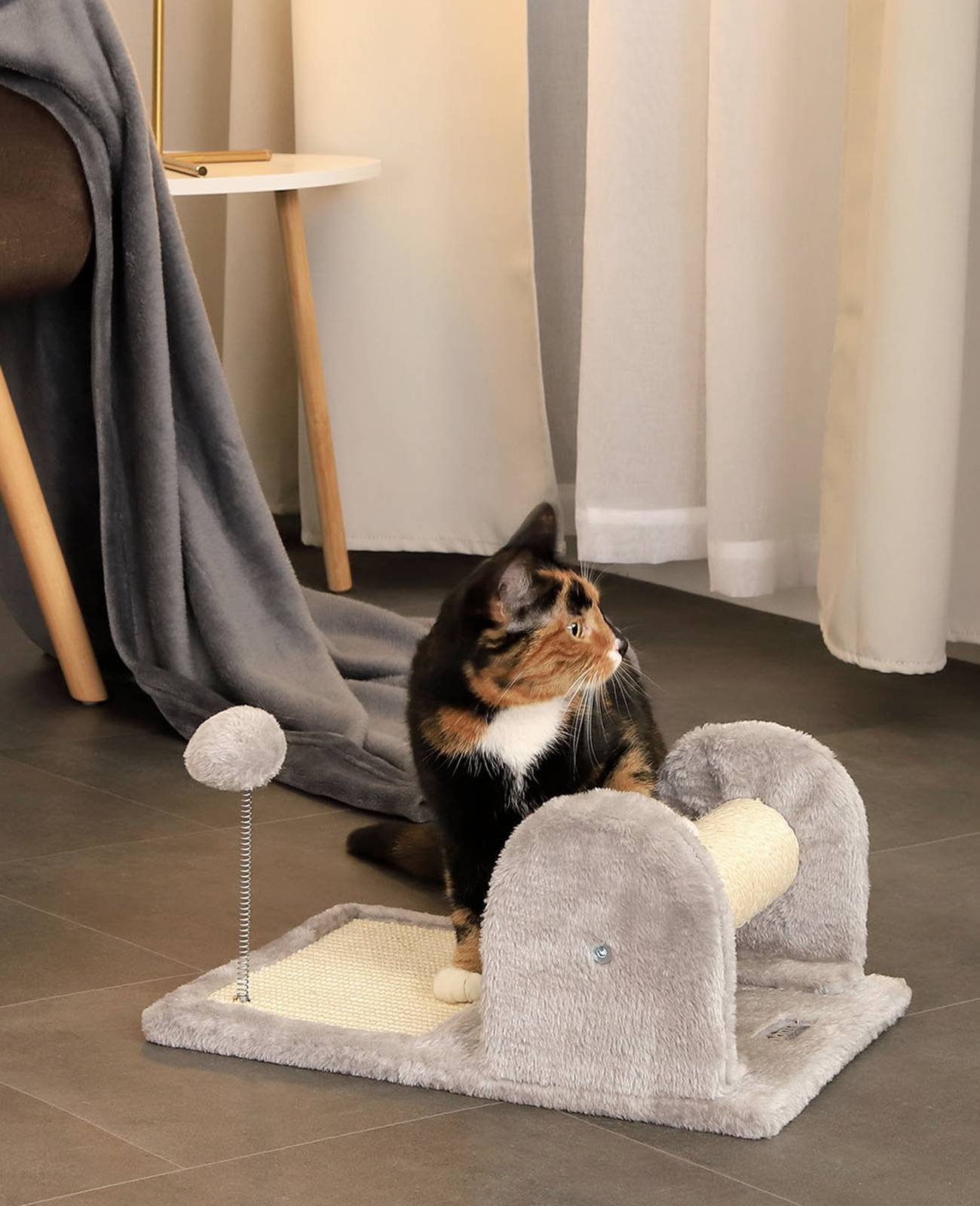 lionto Kratzbaum für Katzen & Kitten, kompakt, stabil & vielseitig mit Spielball, Sisalstange & Kratzfläche, hellgrau