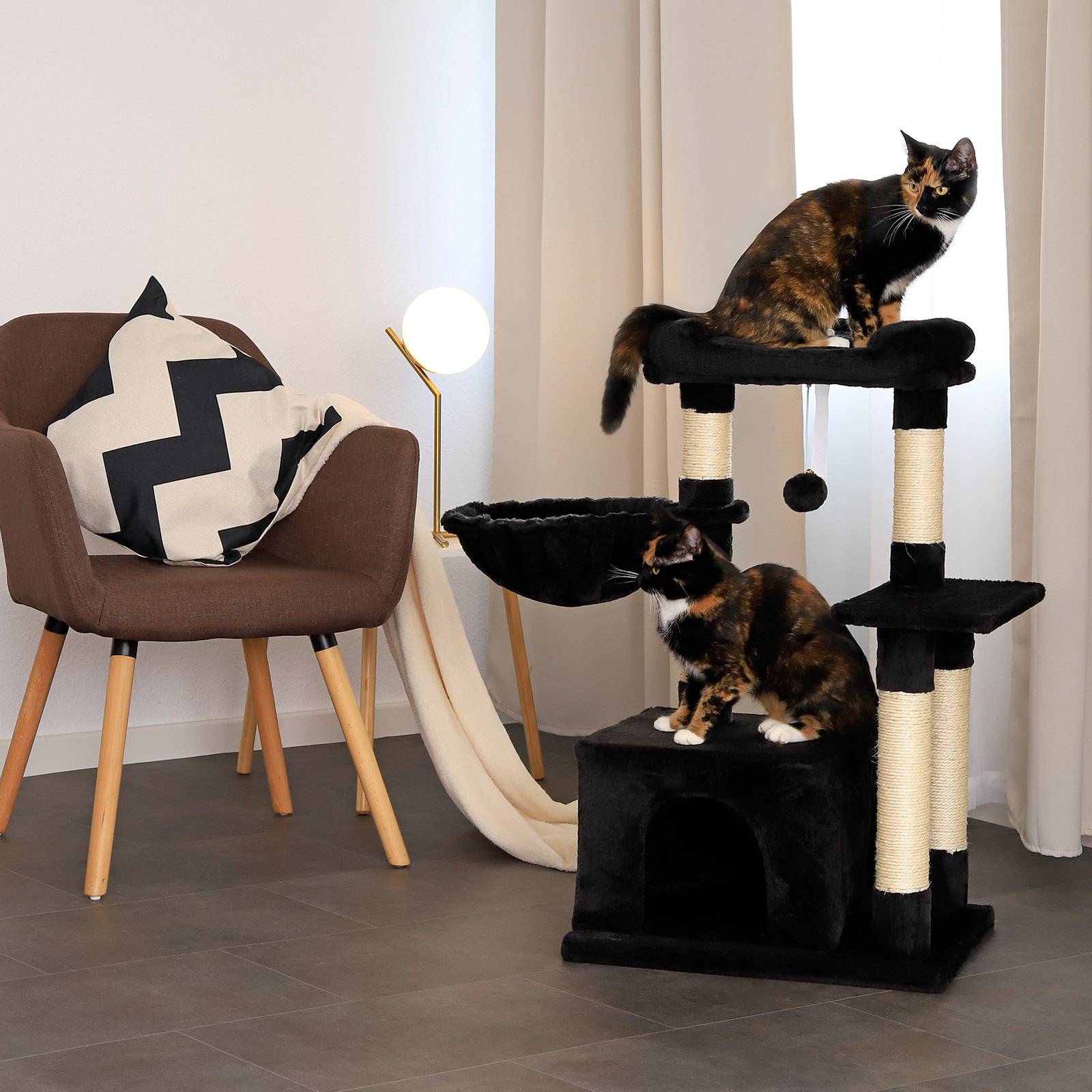 lionto Kompakt-Kratzbaum 85 cm, platzsparender Katzenbaum mit Spielball, Sisalstamm & Kratzfläche, schwarz