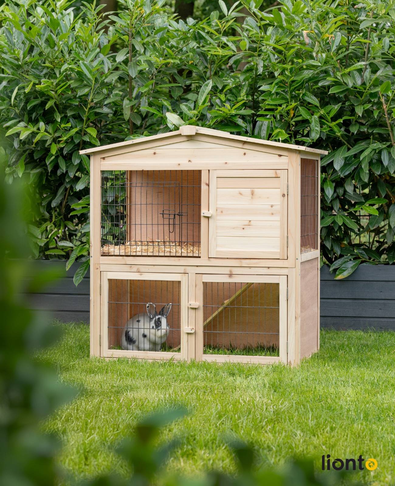lionto Kaninchenstall, zweistöckiger Kleintierstall aus Tannenholz mit Rampe, 4 Türen & Bitumendach, wetterfest & sicher, 98x54x100 cm