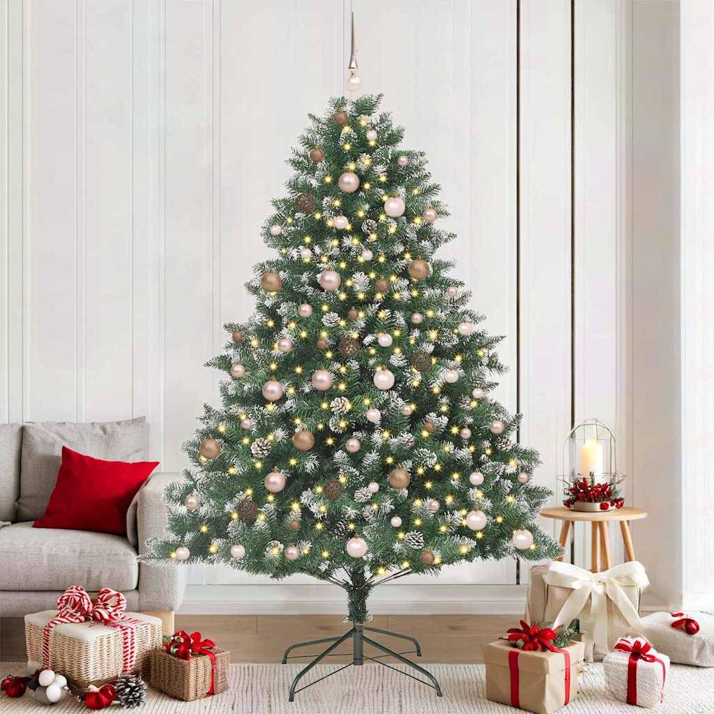 Ein geschmückter Weihnachtsbaum mit gold- und weißfarbenen Christbaumkugeln steht in einem Wohnzimmer. Geschenke sind um den Fuß des Baumes verteilt. Auf der linken Seite befindet sich ein Sofa mit einem roten Kissen.