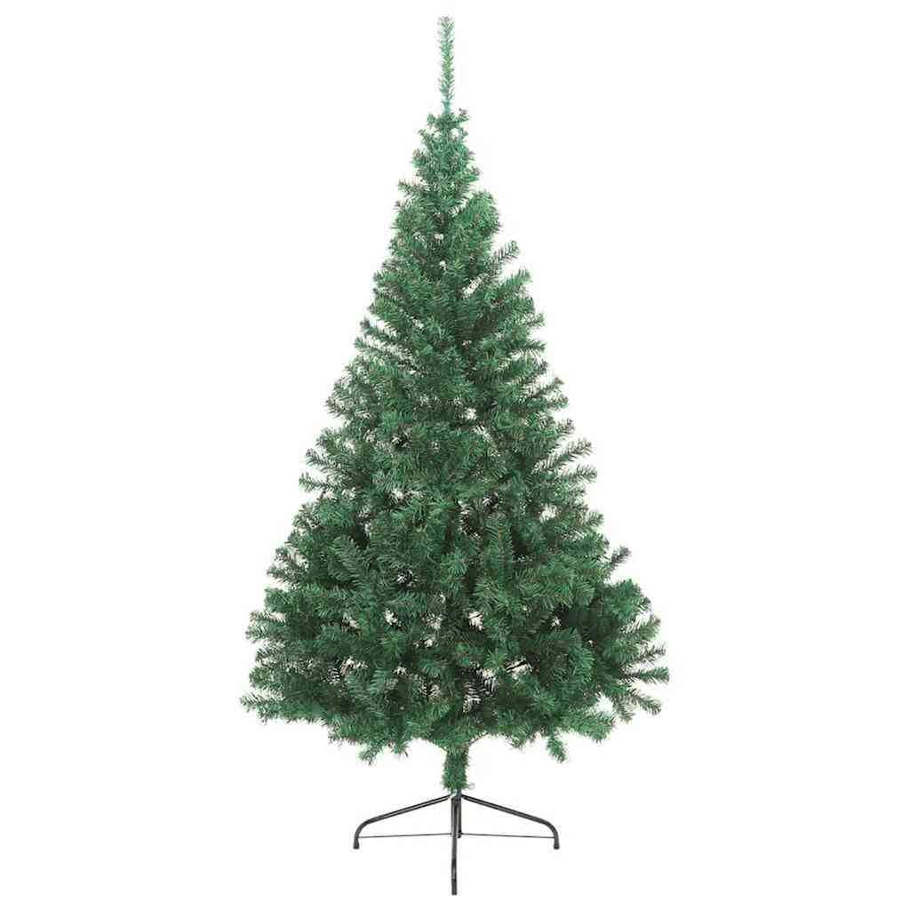 Künstlicher Weihnachtsbaum mit grünen Zweigen und einem kahlen Ständer, undekoriert, vor einem schlichten weißen Hintergrund.