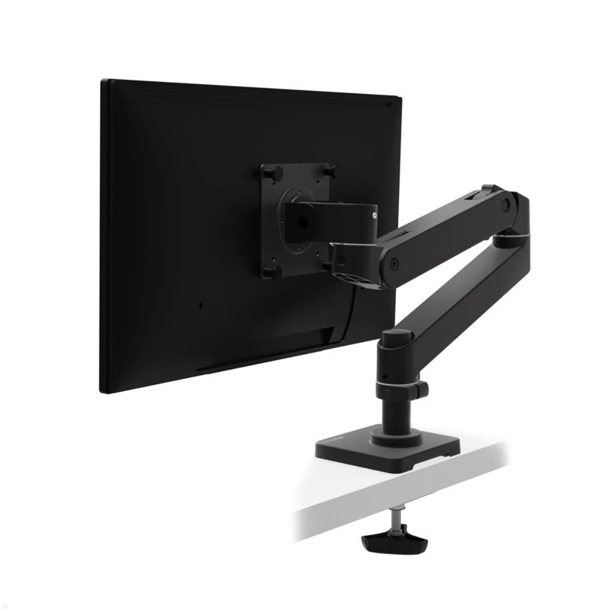 Schwarzer verstellbarer Monitor-Arm, der ein Flachbildschirm-Display auf einem Schreibtisch montiert, in Seitenansicht auf weißem Hintergrund dargestellt.