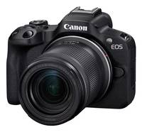 Schwarze Canon EOS Kamera mit angebrachtem Objektiv, Vorderansicht auf weißem Hintergrund.