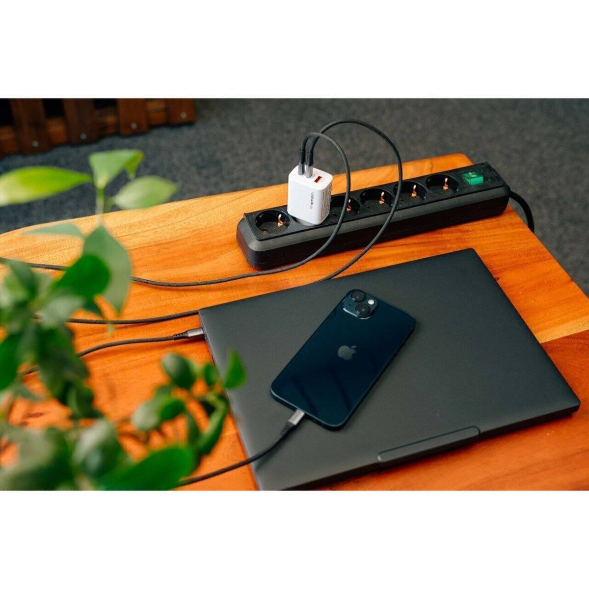 Verbatim GaN Ladegerät 65 W mit 2× USB-C PD und USB Anschluss Weiß