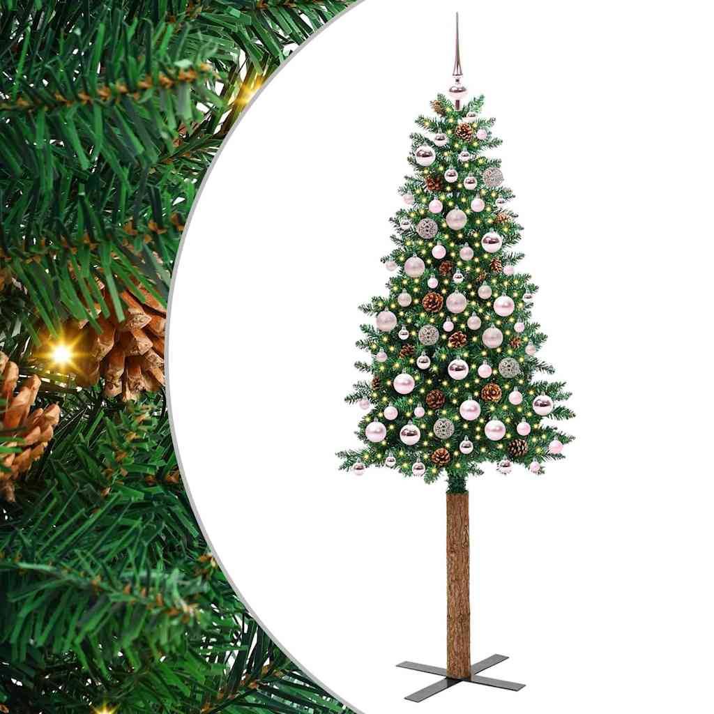 Ein großer, schlanker Weihnachtsbaum, geschmückt mit weißen und silbernen Christbaumkugeln und Perlen, gekrönt mit einer silbernen Spitze, umgeben von grünem Laub.
