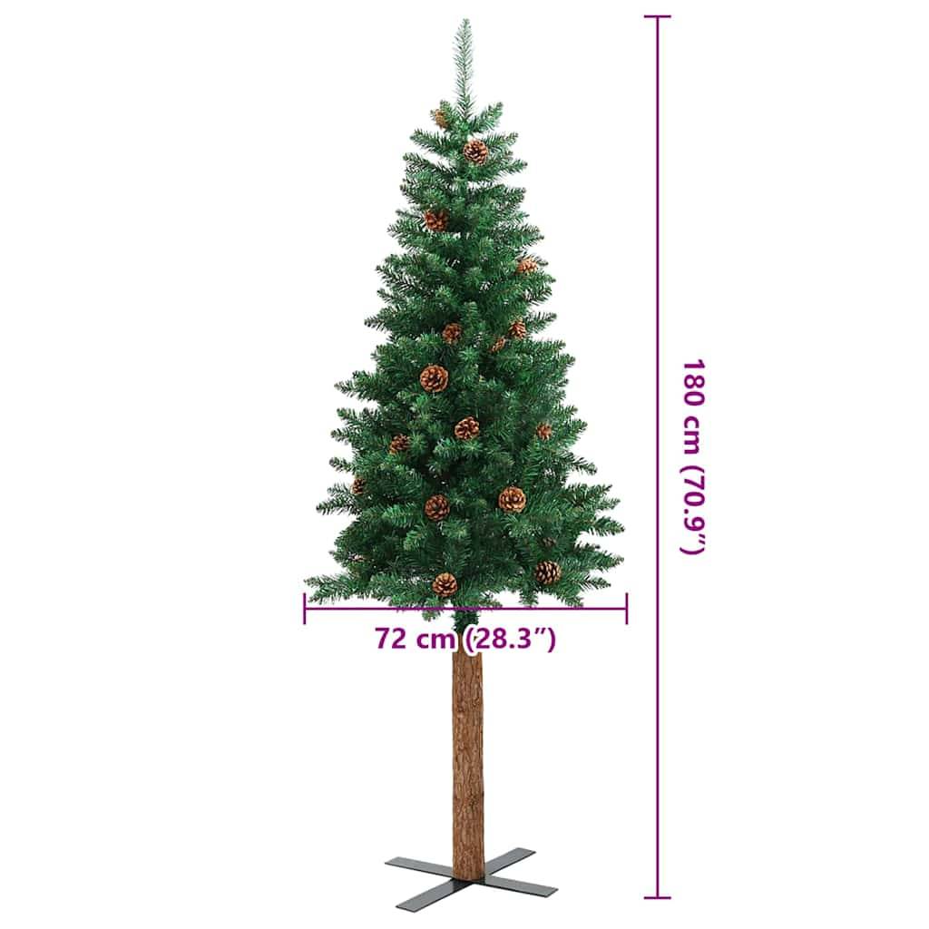 Ein hoher, schmaler künstlicher Weihnachtsbaum mit Tannenzapfen. Er ist 180 cm (70,9 Zoll) hoch und an der Basis 72 cm (28,3 Zoll) breit.
