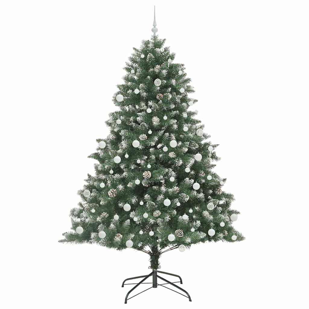 Ein geschmückter Weihnachtsbaum mit weißen Ornamenten und Tannenzapfen, auf einem Metallständer vor einem schlichten Hintergrund.
