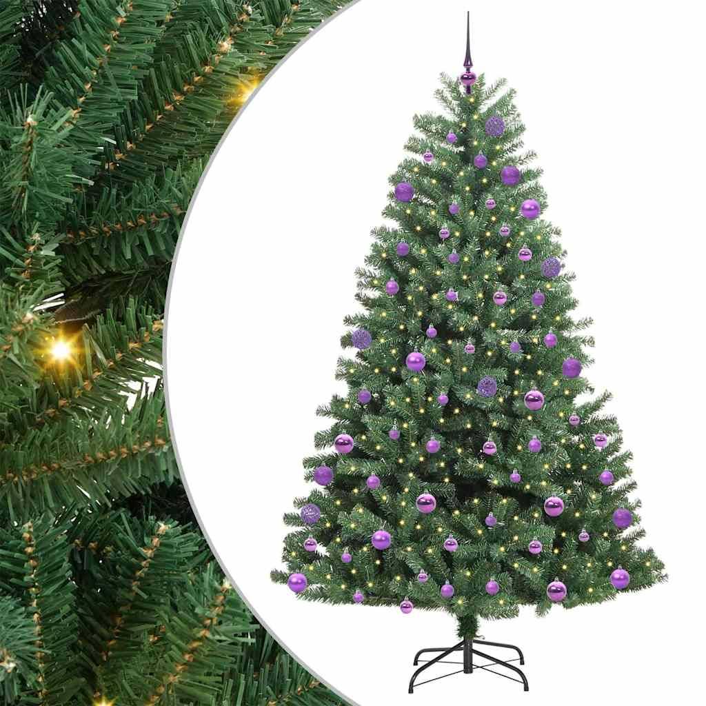 Ein geschmückter Weihnachtsbaum mit lila Christbaumkugeln und weißen Lichtern auf einem Metallständer, zusammen mit einer Nahaufnahme von grünen Tannennadeln.