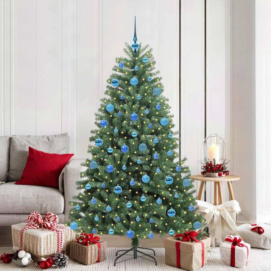Ein geschmückter Weihnachtsbaum mit blauen Christbaumkugeln steht neben einem Sofa und einem Tisch mit einer Kerze. Eingepackte Geschenke sind um seine Basis herum platziert.