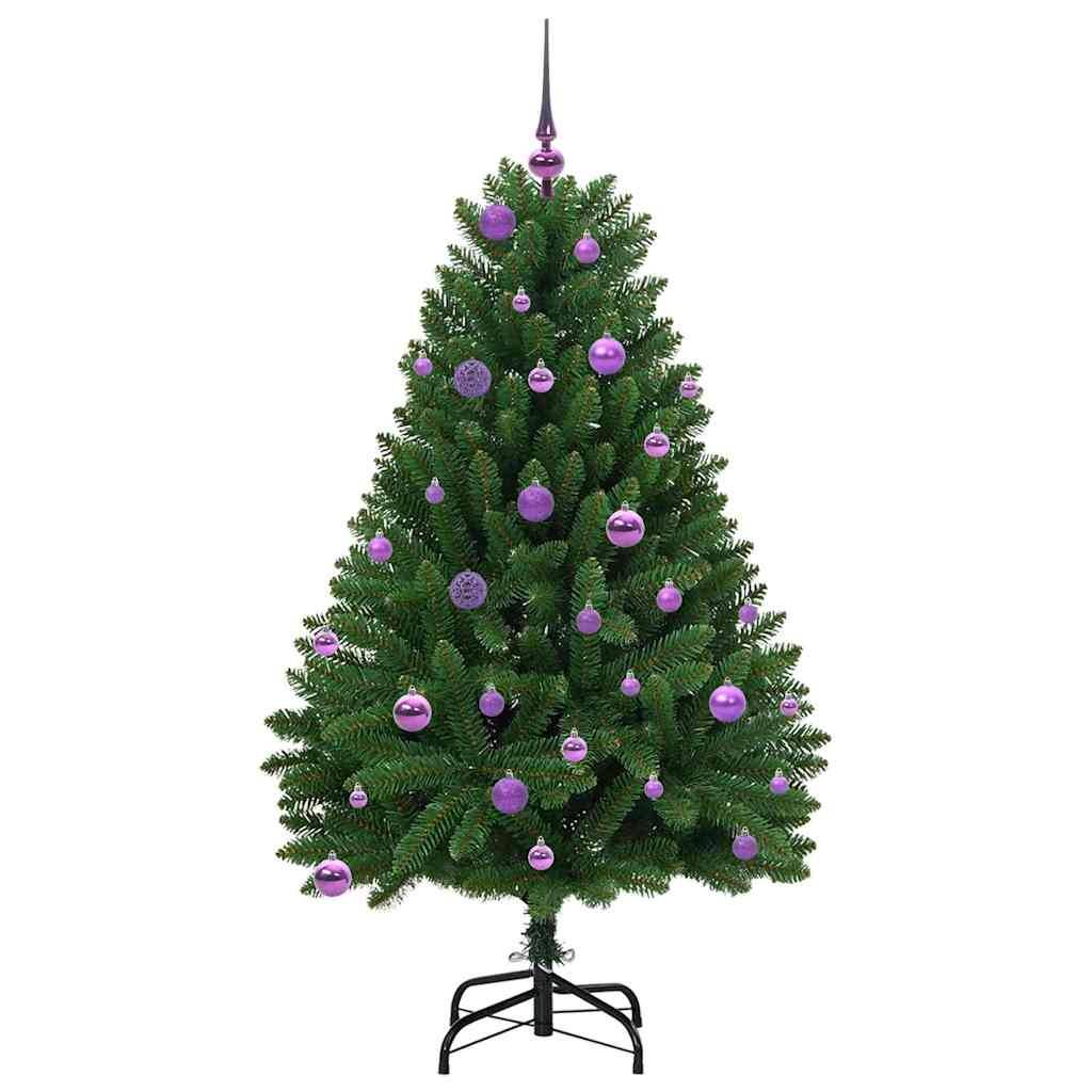 Grüner Weihnachtsbaum mit violetten Verzierungen und einer violetten Spitze, auf einem schwarzen Ständer vor einem einfachen Hintergrund.