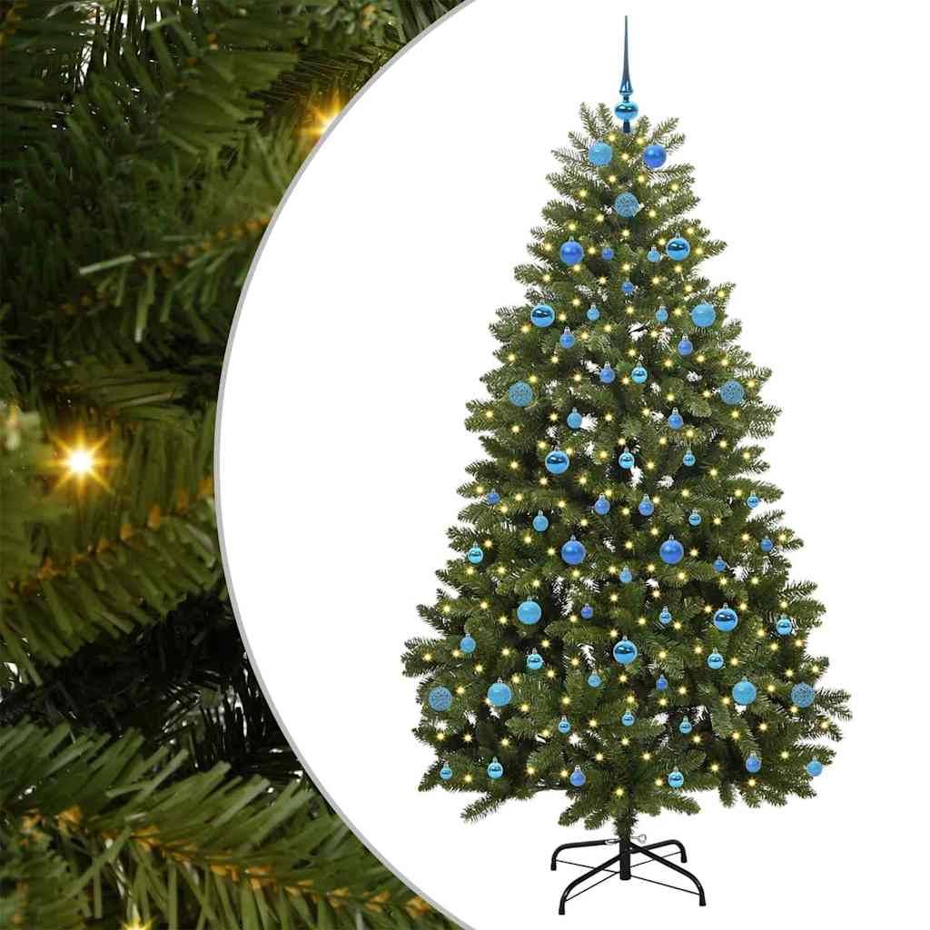 Künstlicher Weihnachtsbaum mit blauen und silbernen Kugeln, einer Baumspitze mit Stern und umgeben von einer Nahaufnahme von Kiefernnadeln auf der linken Seite.
