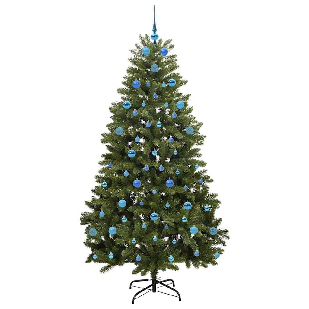 Dekorierter künstlicher Weihnachtsbaum mit blauen Kugeln und einer Baumspitze auf einem schwarzen Ständer, isoliert auf weißem Hintergrund.