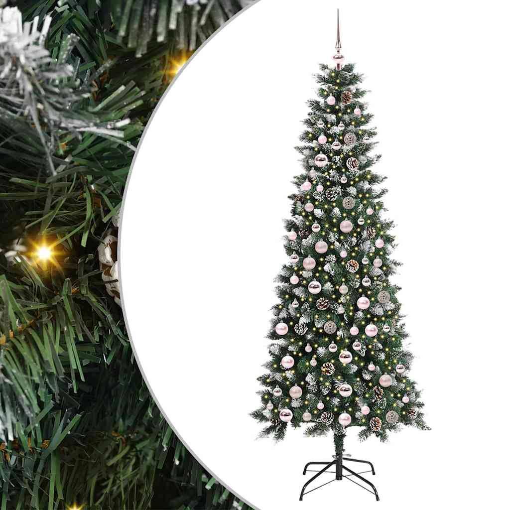 Ein hoher Weihnachtsbaum, geschmückt mit silbernen und weißen Weihnachtskugeln, steht auf einem Metallständer. Detailaufnahme der Zweige und Lichter links am Baum.
