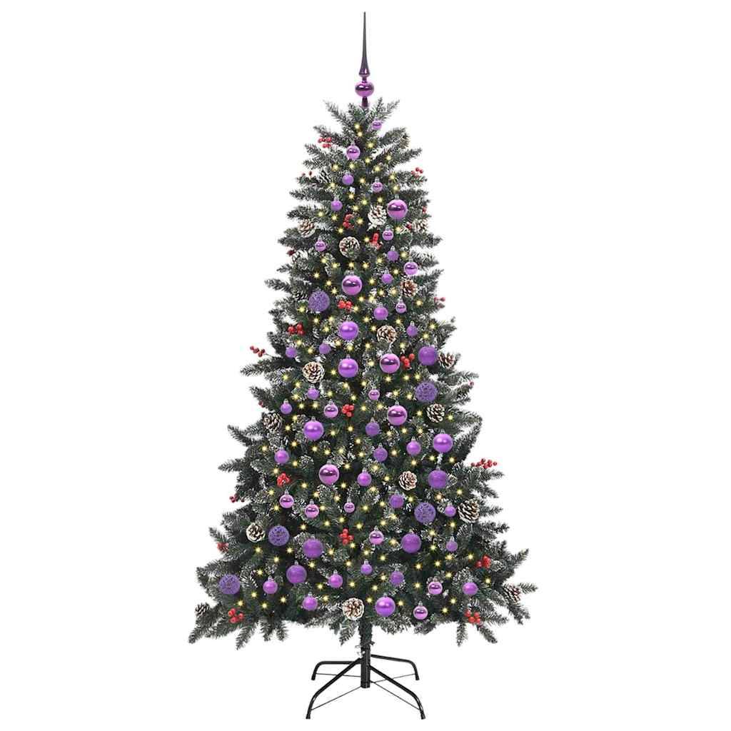 Ein hoher, künstlicher Weihnachtsbaum, geschmückt mit lila und silbernen Christbaumkugeln und einem spitzen Sternaufsatz, der auf einer Metallbasis steht.