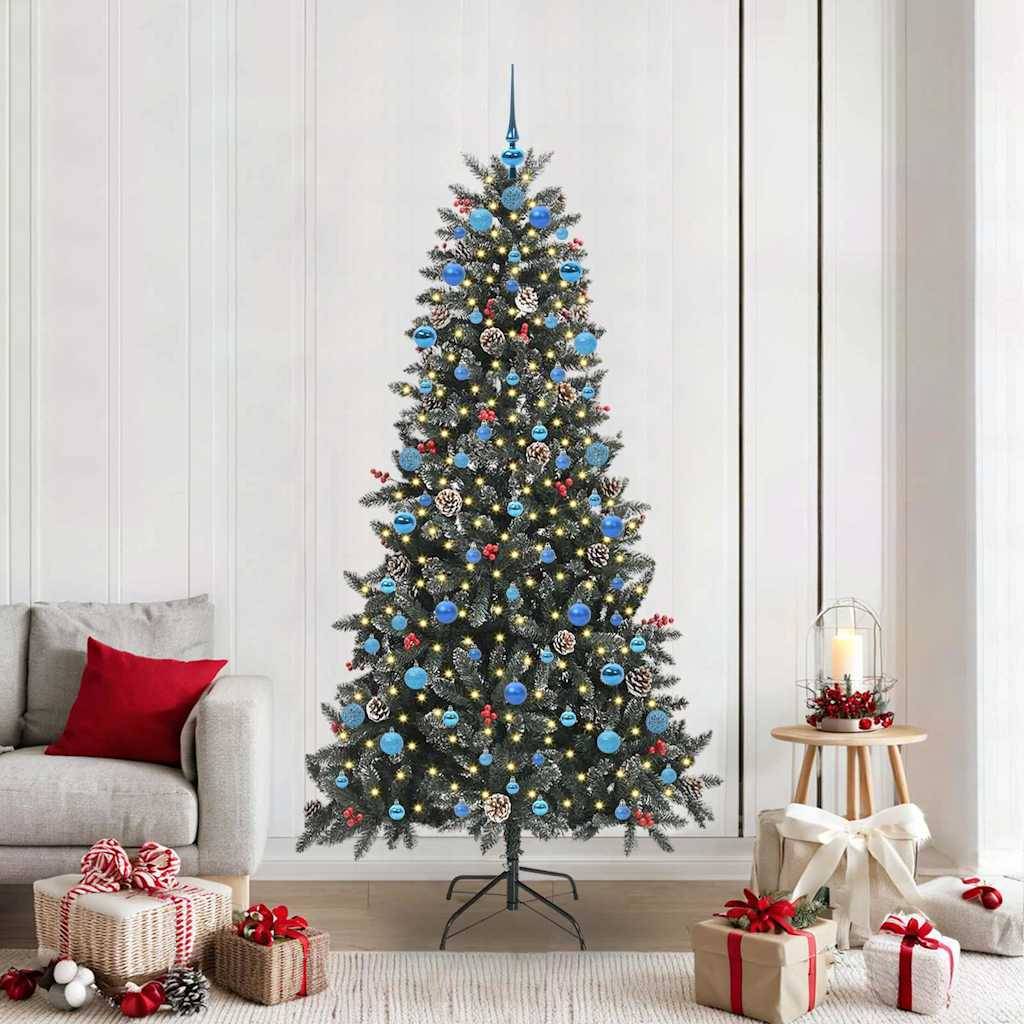 Ein geschmückter Weihnachtsbaum mit blauen und roten Weihnachtskugeln steht in einem Wohnzimmer. Der Raum enthält einen roten Stuhl und eingepackte Geschenke.
