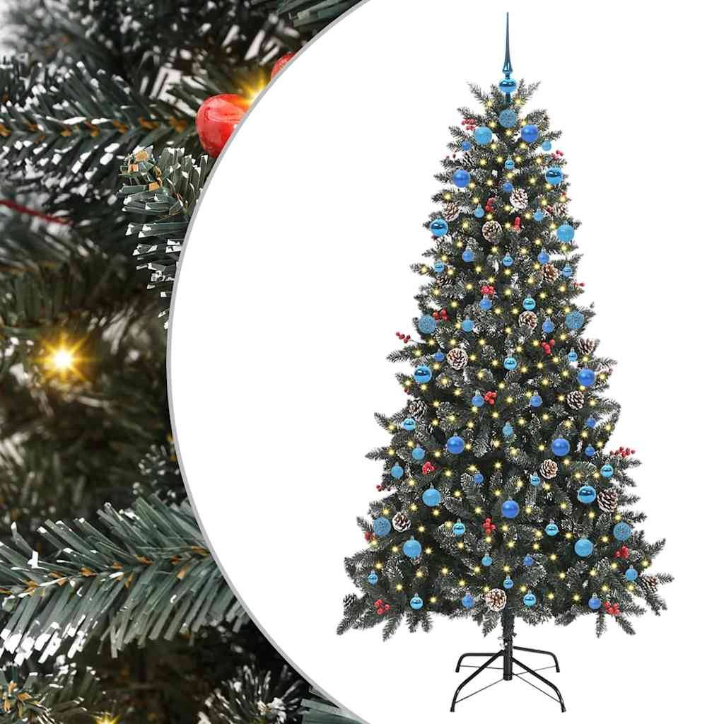 Ein geschmückter Weihnachtsbaum mit blauen, silbernen und roten Kugeln und Lichtern auf einem Ständer. Tannenzweige mit Lichtern und einer roten Kugel sind links sichtbar.