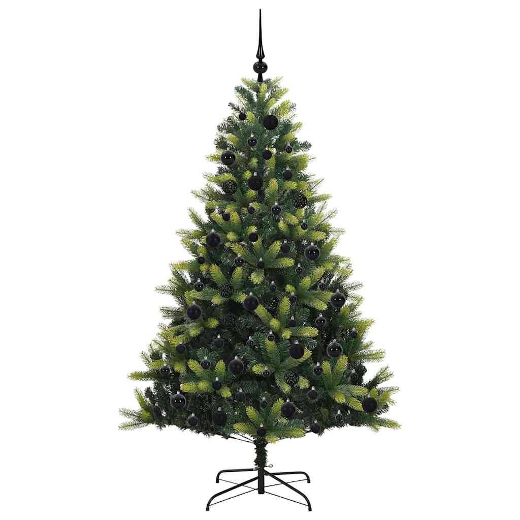 Ein künstlicher grüner Weihnachtsbaum, geschmückt mit schwarzen Weihnachtskugeln, der auf einem einfachen schwarzen Metallständer steht.
