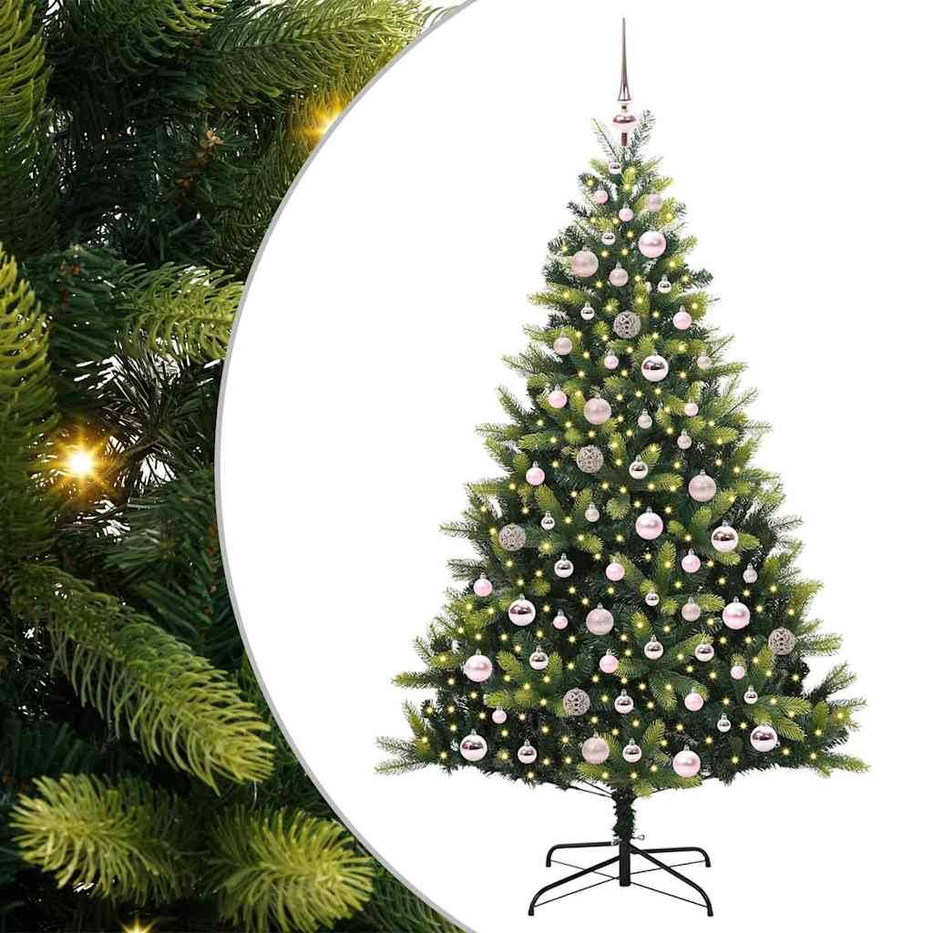 Künstlicher Weihnachtsbaum, geschmückt mit weißen und silbernen Christbaumkugeln und einem Stern als Baumspitze, auf einem Ständer in einem Wohnraum platziert.