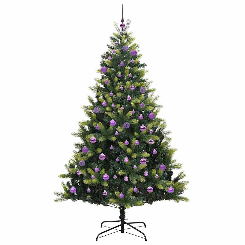 Ein geschmückter Weihnachtsbaum mit grünen Zweigen und lila Christbaumkugeln, der auf einem schwarzen Metallständer vor einem weißen Hintergrund steht.