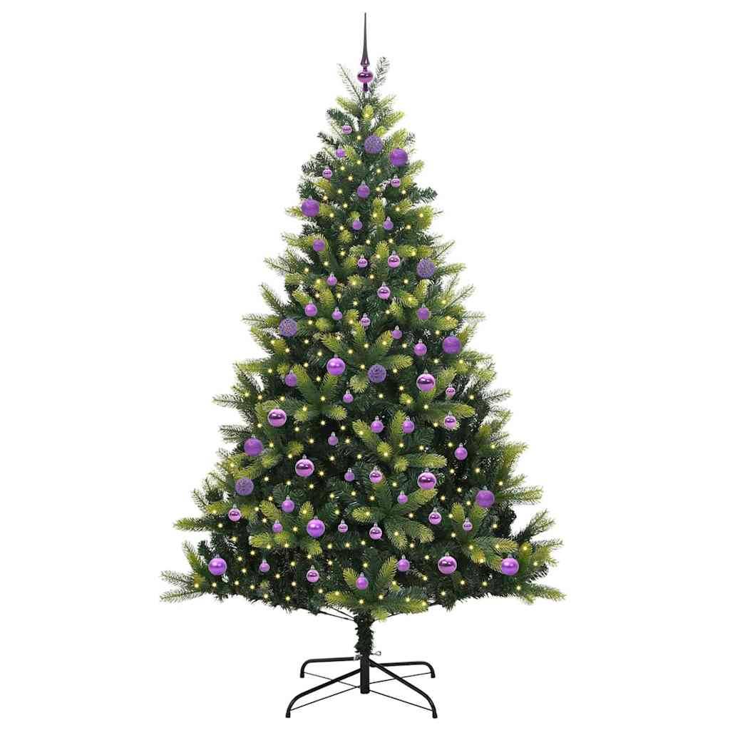 Künstlicher Weihnachtsbaum mit grünen Zweigen, geschmückt mit lila und silbernen Weihnachtskugeln, der auf einem schwarzen Metallständer steht.