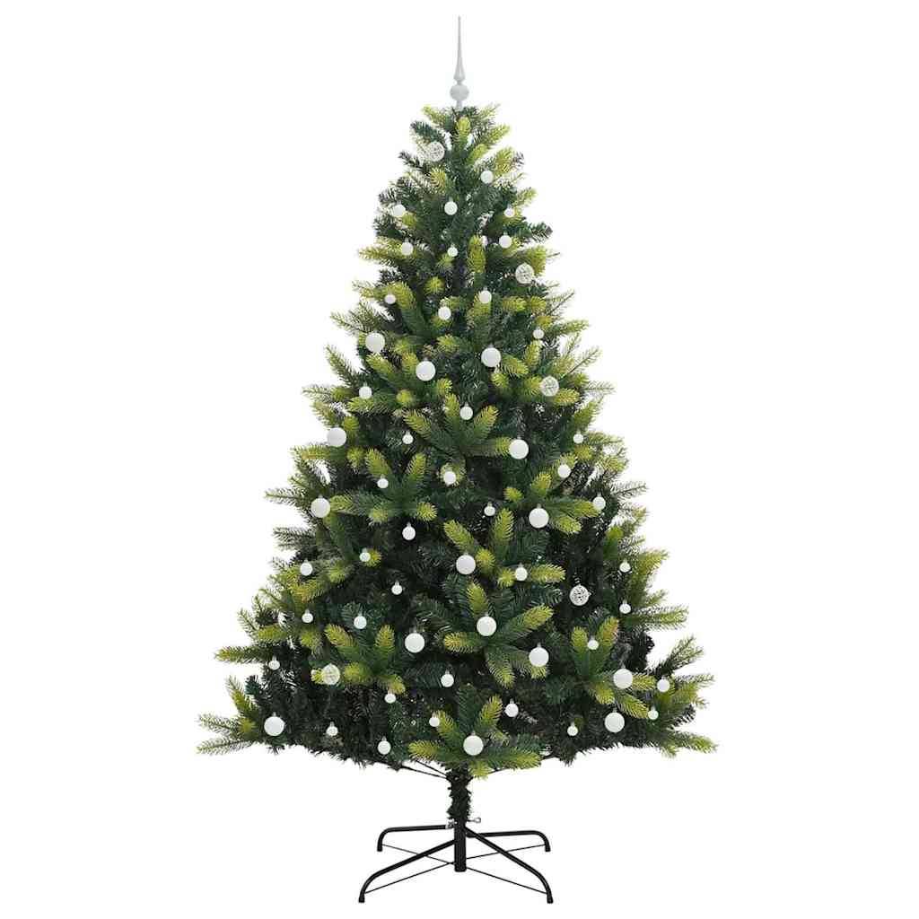 Ein grüner künstlicher Weihnachtsbaum, geschmückt mit weißen Christbaumkugeln, steht auf einem Metallständer vor einem einfarbigen Hintergrund.