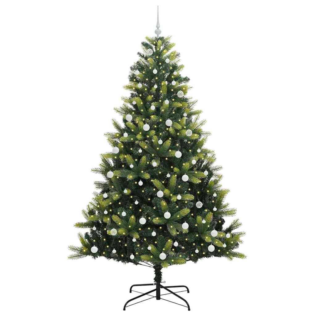 Ein geschmückter künstlicher Weihnachtsbaum mit grünen Zweigen, weißen Christbaumkugeln und einem silbernen Stern als Baumspitze, der auf einem Metallständer steht.