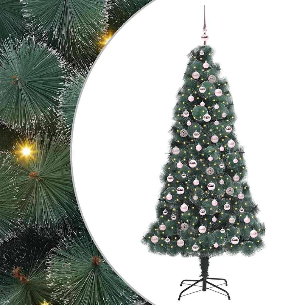 Künstlicher Weihnachtsbaum mit dichten grünen Ästen, rosa- und silbernen Verzierungen und warmweißen Lichtern auf einem schwarzen Ständer, dargestellt auf weißem Hintergrund.