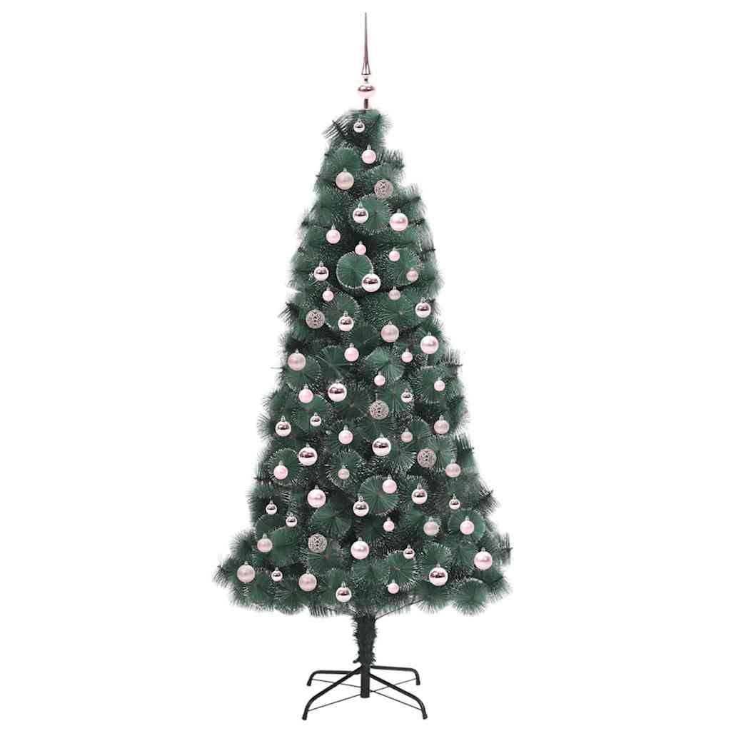Dekorierter künstlicher Weihnachtsbaum mit silbernen und rosa Verzierungen auf einem Ständer, vor weißem Hintergrund dargestellt.