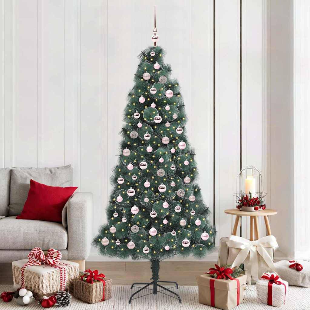 Geschmückter Weihnachtsbaum mit rosa Ornamenten und Lichtern in einem Wohnzimmer, umgeben von verpackten Geschenken und Weihnachtsdekoration.