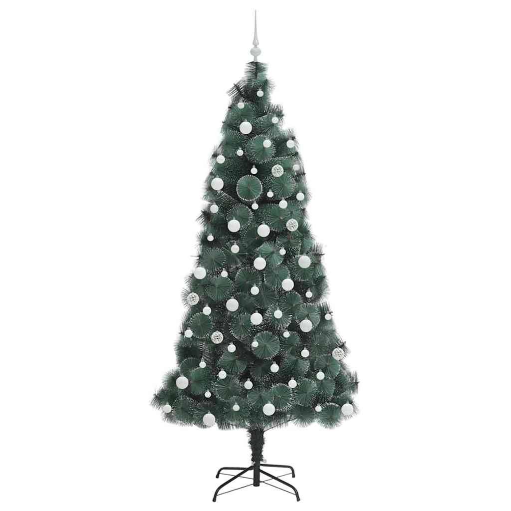 Ein dekorierter künstlicher Weihnachtsbaum mit weißen Kugeln auf einem Ständer, freigestellt auf weißem Hintergrund.