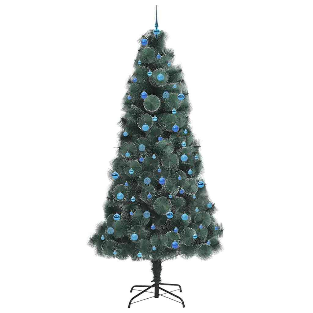 Künstlicher Weihnachtsbaum, geschmückt mit blauen Christbaumkugeln, auf einem schwarzen Metallständer platziert, vor einem schlichten weißen Hintergrund.
