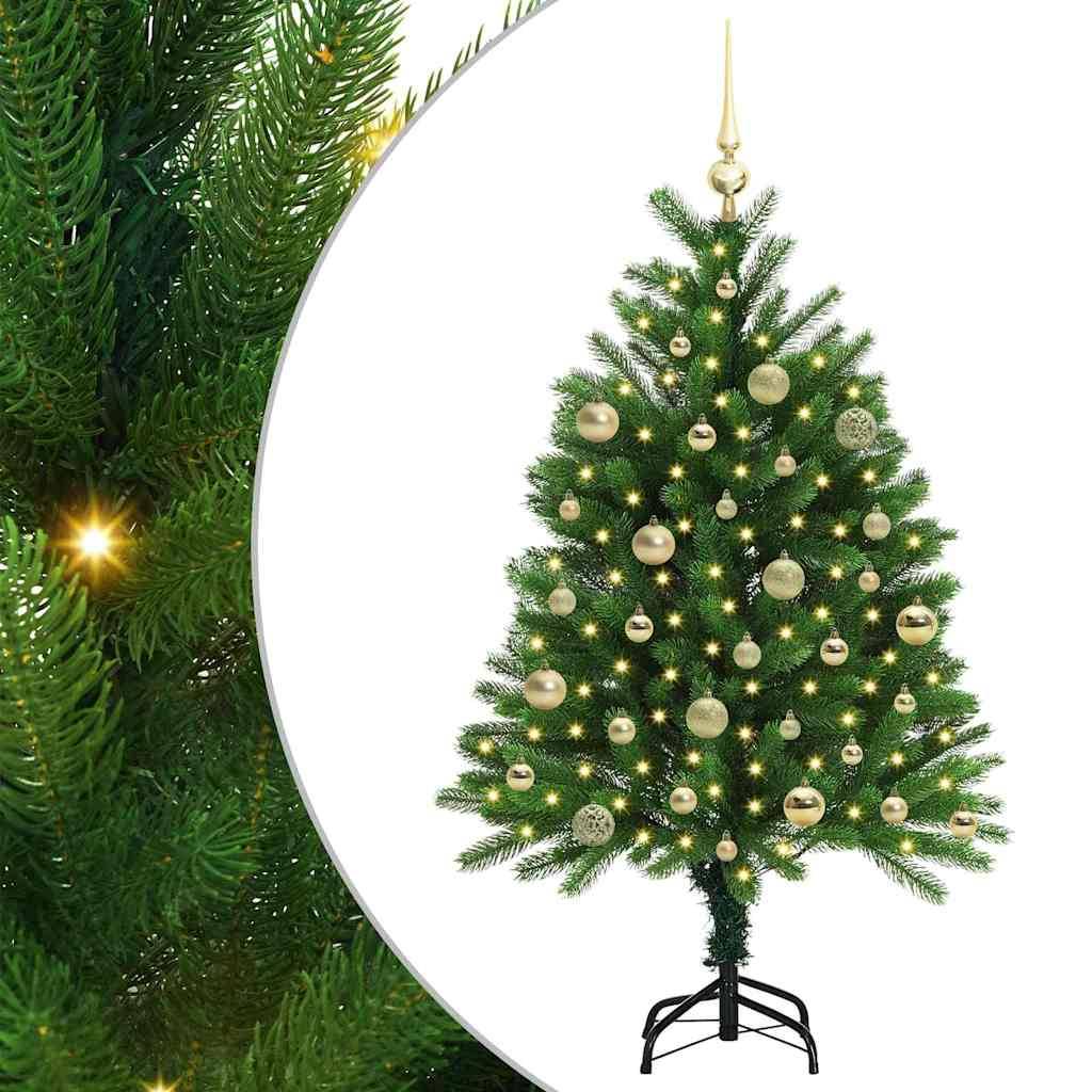 Ein geschmückter künstlicher Weihnachtsbaum, geschmückt mit goldenen Kugeln und einem Sternspitzen, steht auf einem schwarzen Metallständer mit grünen Zweigen.