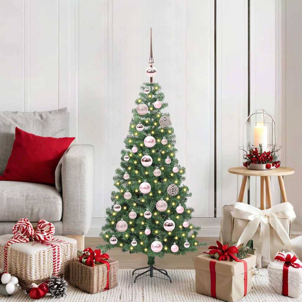 Ein gefrosteter Weihnachtsbaum mit rosa und silbernen Verzierungen und einer spitzen Spitze, vor dem Hintergrund einer Nahaufnahme schneebedeckter Äste mit leuchtenden Lichtern.