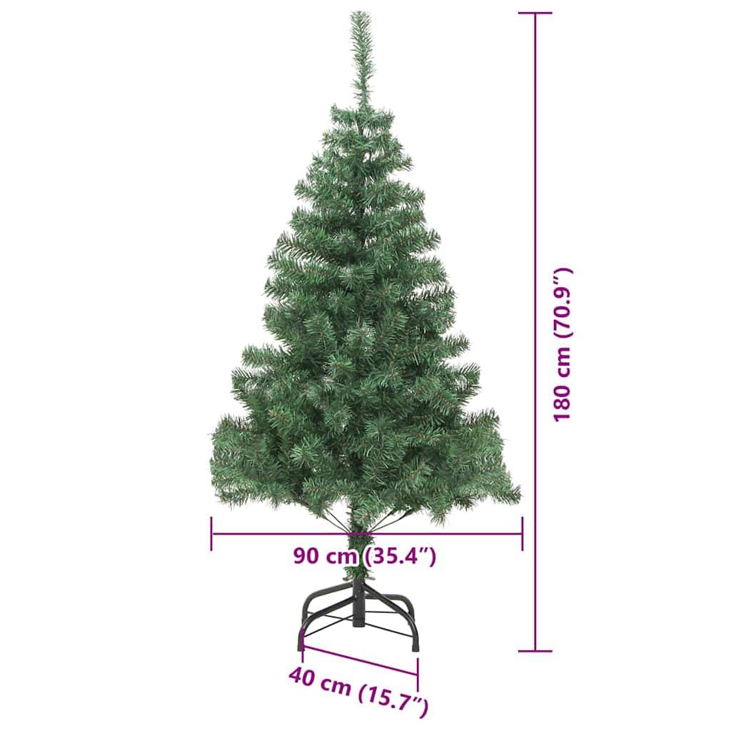 Ein künstlicher Weihnachtsbaum mit einer Höhe von 180 cm (70,9 Zoll) und einem Basisdurchmesser von 90 cm (35,4 Zoll), der auf einem Ständer präsentiert wird.