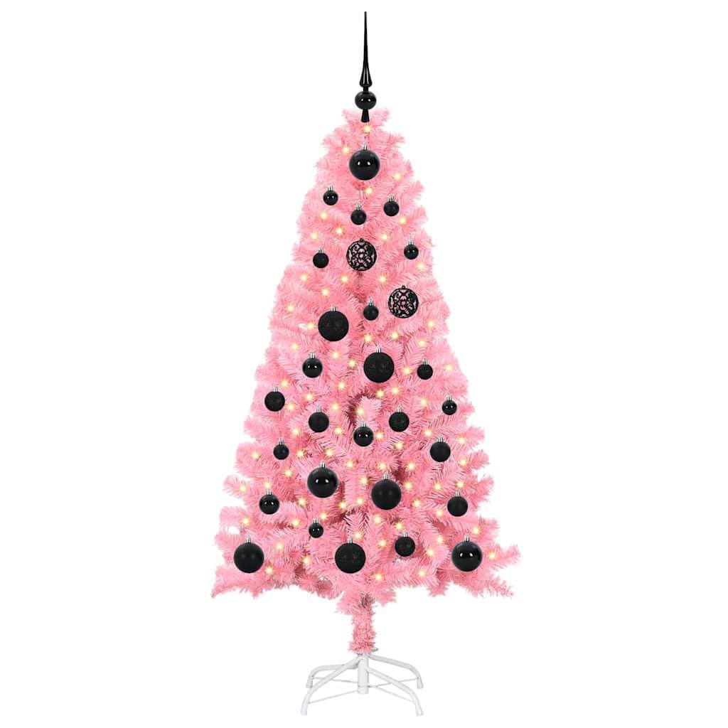 Ein pinkfarbener Weihnachtsbaum, geschmückt mit schwarzen Kugeln und beleuchtet mit weißen Lichtern, der auf einer weißen Metallbasis vor einem schlichten Hintergrund steht.
