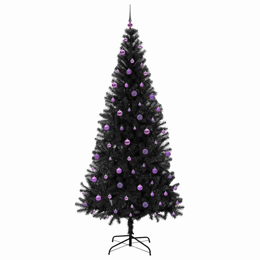 Ein schwarzer Weihnachtsbaum, der mit lila Weihnachtskugeln geschmückt ist, steht auf einem Metallständer vor einem einfarbigen weißen Hintergrund.