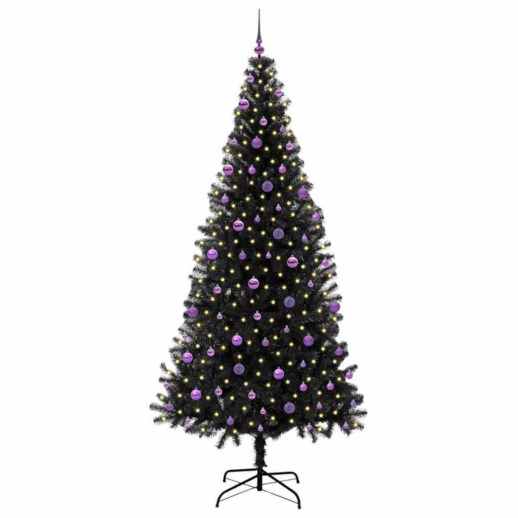Ein geschmückter Weihnachtsbaum mit lila Weihnachtskugeln und Lichtern auf einem schwarzen Metallständer, vor einem einfarbigen weißen Hintergrund.