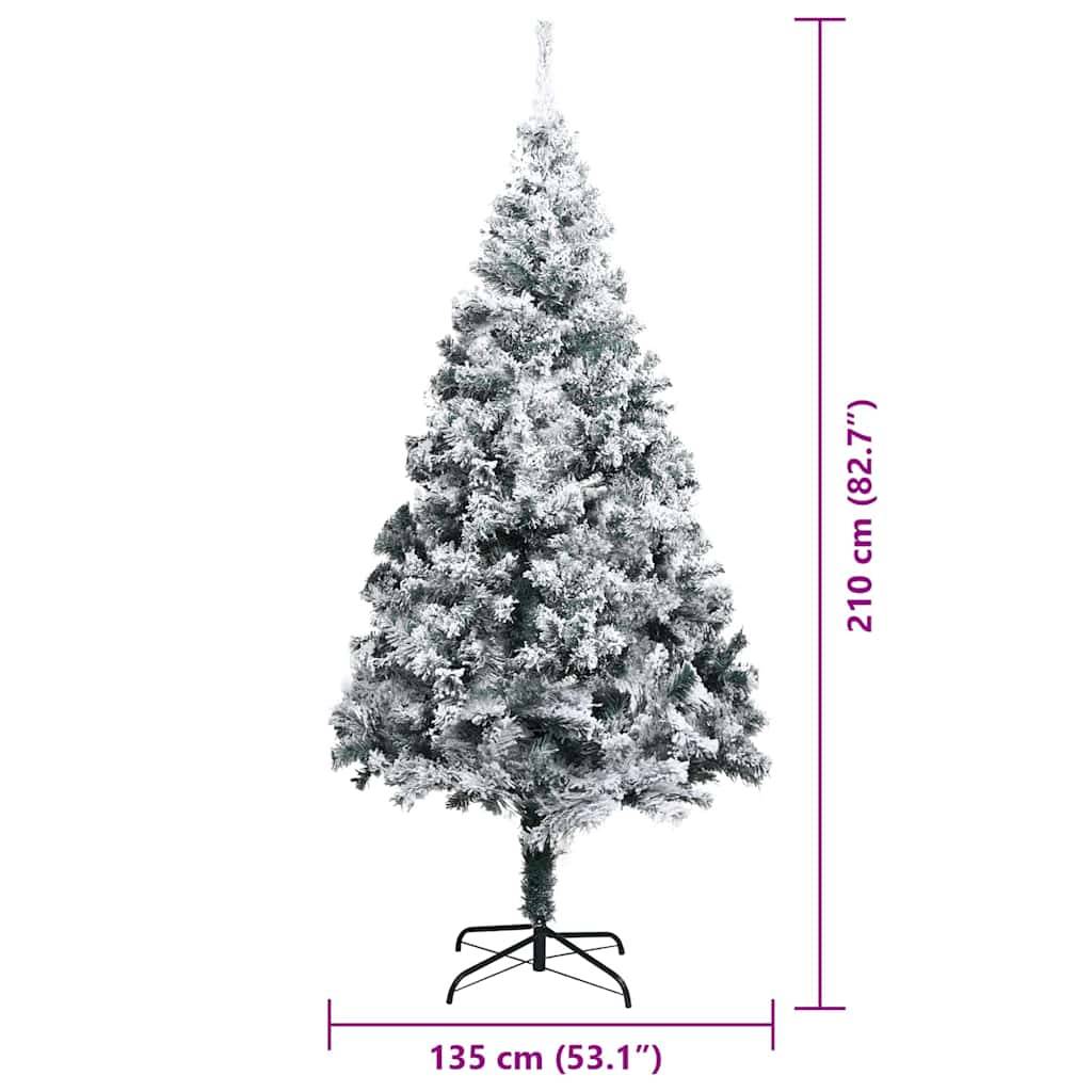 Ein schneebedeckter künstlicher Weihnachtsbaum mit Maßen: 210 cm (82,7 Zoll) in der Höhe und 135 cm (53,1 Zoll) in der Breite.