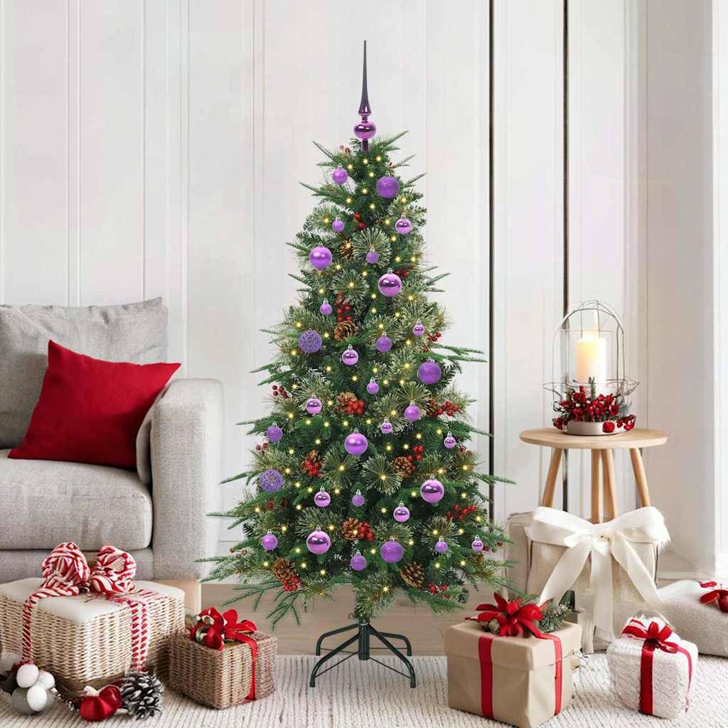 Ein geschmückter Weihnachtsbaum mit lila Weihnachtskugeln steht neben einer brennenden Kerzenlaterne. Geschenke in rot und gold sind unter dem Baum ausgebreitet.