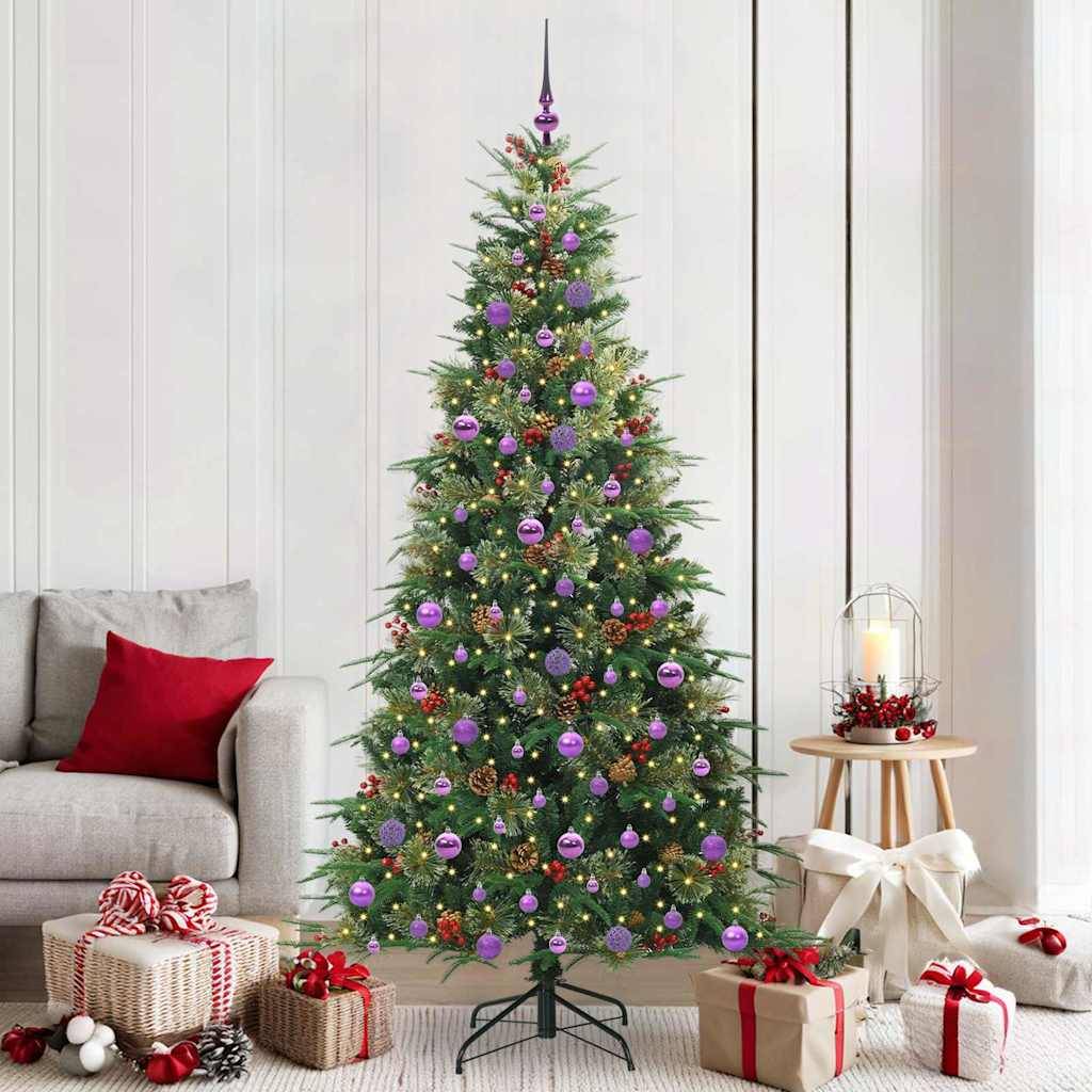 Ein geschmückter Weihnachtsbaum mit Ornamenten und Lichtern steht neben einem Sofa und Geschenken im Wohnzimmer und schafft eine festliche Atmosphäre.