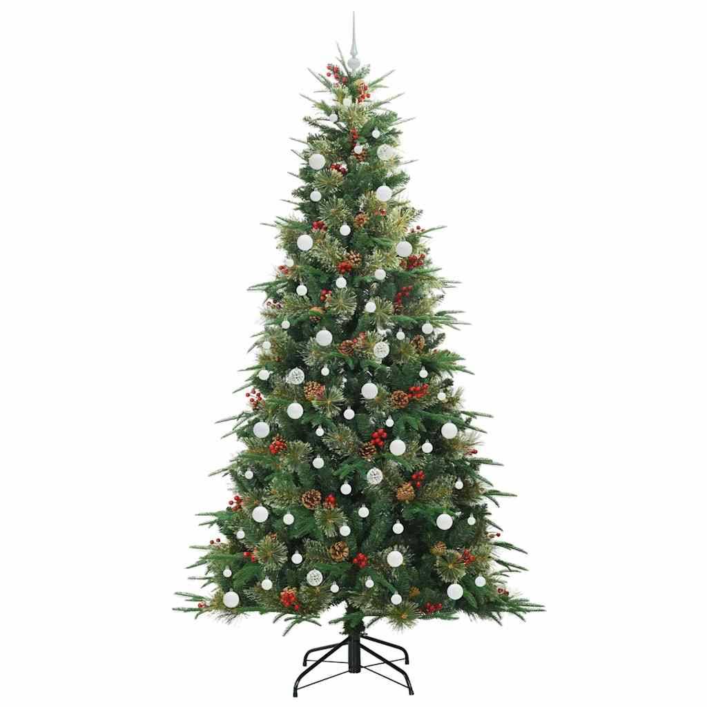 Ein geschmückter Weihnachtsbaum mit einer Metallbasis ist mit weißen Ornamenten und Tannenzapfen verziert, vor einem einfarbigen weißen Hintergrund.