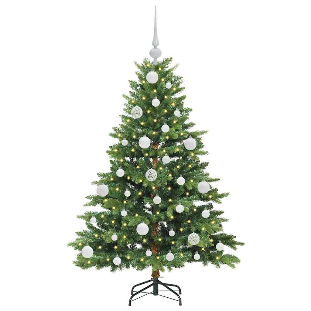 Geschmückter künstlicher Weihnachtsbaum mit weißen Kugeln, Lichtern und einer silbernen Spitze auf einem Ständer vor weißem Hintergrund.