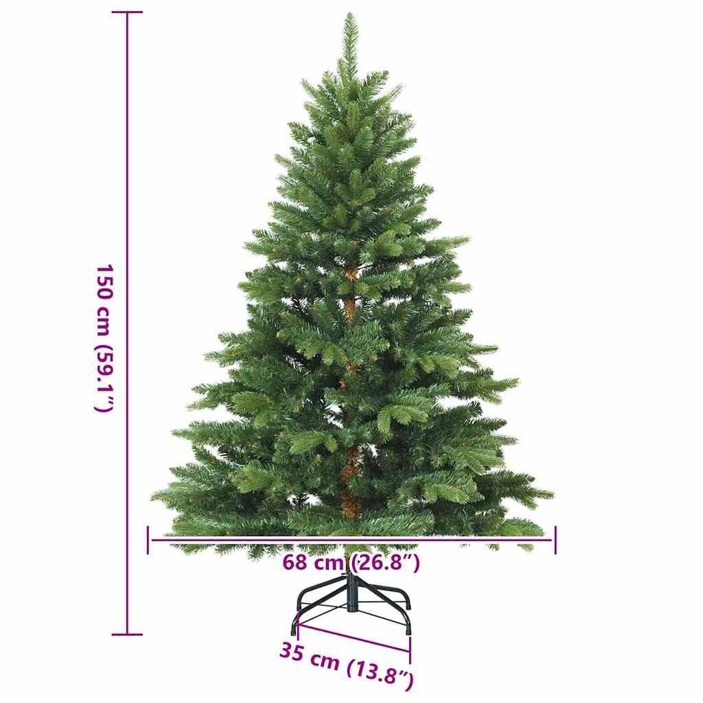 Ein künstlicher Weihnachtsbaum wird gezeigt mit Maßen: Höhe 150 cm (59,1 Zoll), Breite 68 cm (26,8 Zoll), Basisduchmesser 35 cm (13,8 Zoll).