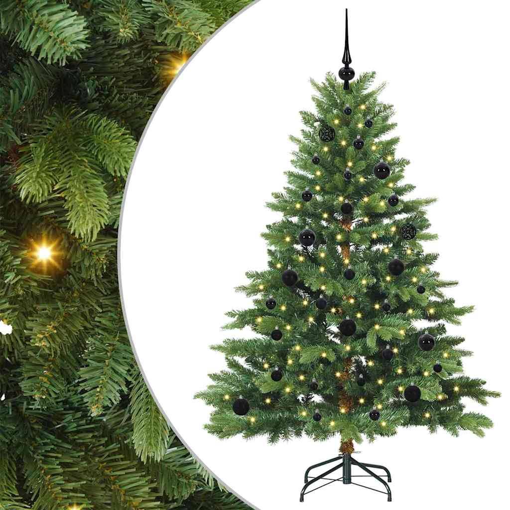 Künstlicher Weihnachtsbaum mit warmweißen Lichtern und schwarzen Kugeln auf einem Ständer, dargestellt vor weißem Hintergrund mit einer Nahaufnahme seiner Äste auf der linken Seite.