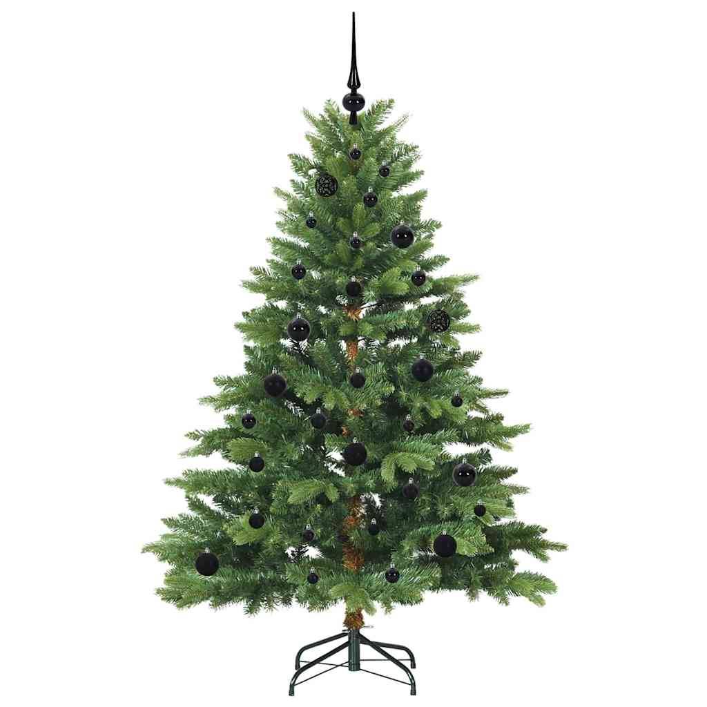Ein grüner künstlicher Weihnachtsbaum mit einer schwarzen Spitze und schwarzen Ornamenten, ausgestellt auf einem Metallständer vor einem einfachen Hintergrund.