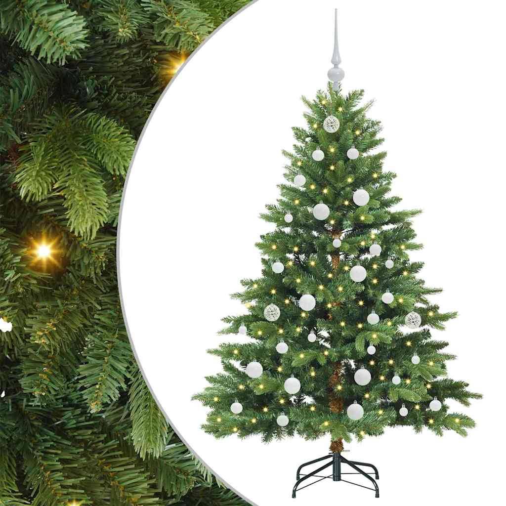 Dekorierter künstlicher Weihnachtsbaum mit Lichtern, weißen Kugeln und einer Spitzenverzierung auf einem Ständer, dargestellt mit einer Nahaufnahme von Kiefernzweigen.