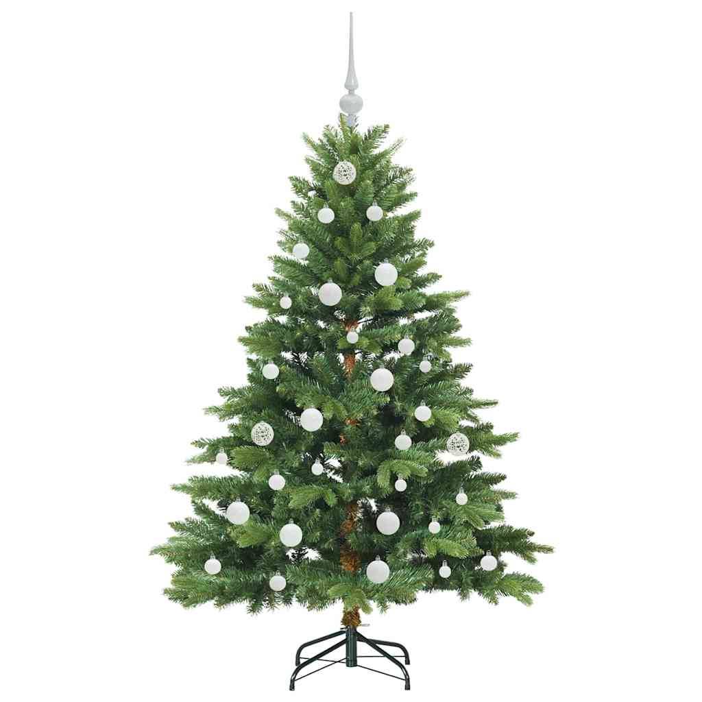 Ein dekorierter Weihnachtsbaum mit weißen Kugeln und einer silbernen Spitze, der auf einem schwarzen Ständer steht.