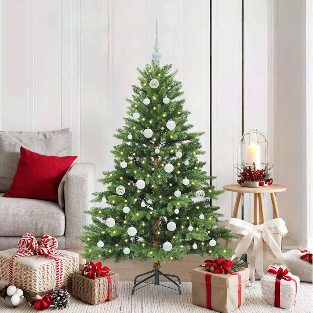 Weihnachtsbaum in einem Wohnzimmer, geschmückt mit weißen Kugeln und Lichtern. Geschenke in Rot und Weiß verpackt sind darunter angebracht.