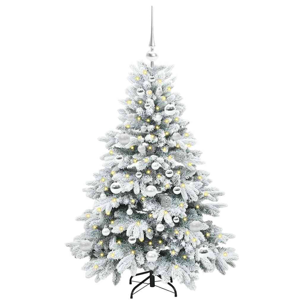 Schneebedeckter künstlicher Weihnachtsbaum, geschmückt mit weißen Kugeln und warmweißen Lichtern auf einem Ständer, freigestellt auf weißem Hintergrund.
